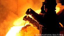 ARCHIV - Ein Arbeiter entfernt am 21.07.2009 in der Edelstahl-Gießerei Otto Junker in Simmerath (Kreis Aachen) Schlacke bei einem Abstich. Die rund 72 000 Beschäftigten der nordwestdeutschen Stahlindustrie sollen in zwei Stufen insgesamt vier Prozent mehr Geld erhalten. Darauf haben sich Arbeitgeber und die Gewerkschaft IG Metall nach mehr als zehnstündigen Verhandlungen am frühen Freitagmorgen (17.03.2017) in Düsseldorf geeinigt. Foto: Oliver Berg/dpa +++(c) dpa - Bildfunk+++ | Verwendung weltweit