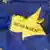 Zerrissene Europaflagge mit dem Schriftzug Schengen.