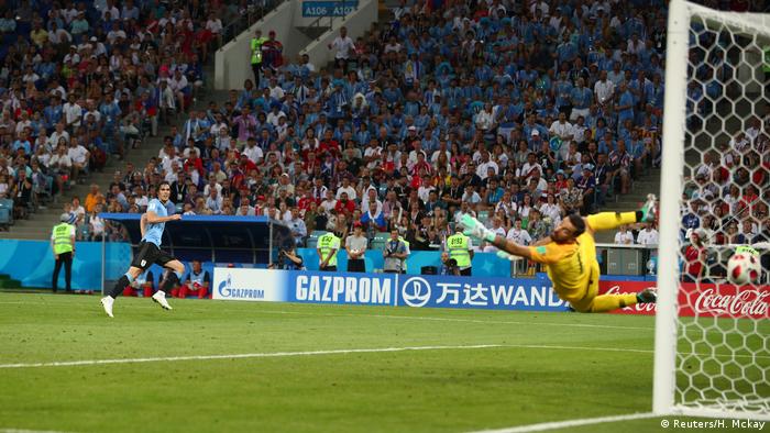 Едісон Кавані забиває свій другий гол у ворота Португалії
