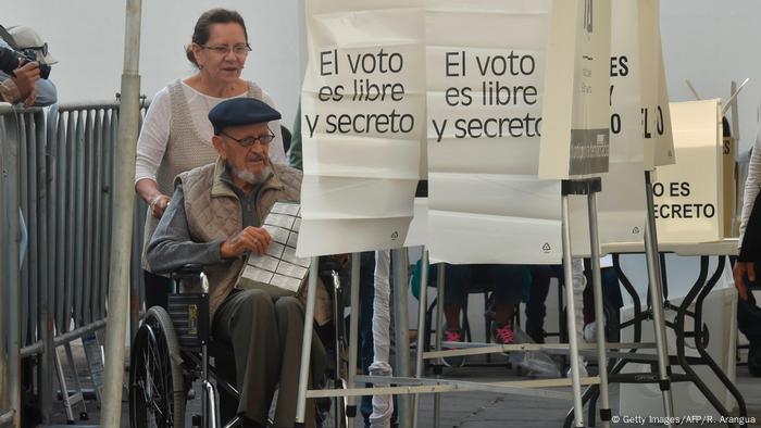 Mexiko Präsidentschaftswahl Wahllokal (Getty Images/AFP/R. Arangua)