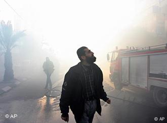 Mann in Gaza, Rauch im Hintergrund (Foto:AP)