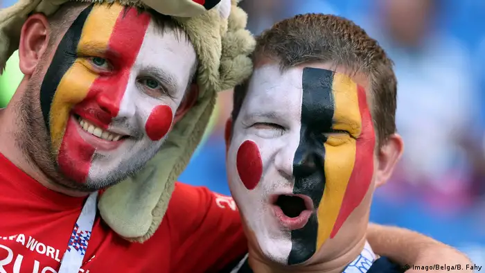 Fußball kann Völker verbinden. Das beweisen diese belgischen Fans, die sportlich fair auch die Farben des Gegners im Gesicht tragen. 