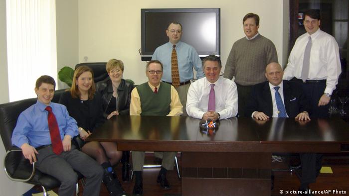 Константин Килимник (крайний слева) и сотрудники консалтинговой компании Пола Манафорта в 2006 году