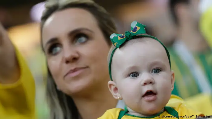 Früh übt sich das brasilianische Baby. Die Begeisterung für die Selecao hat es offenkundig mit der Muttermilch aufgesogen. 