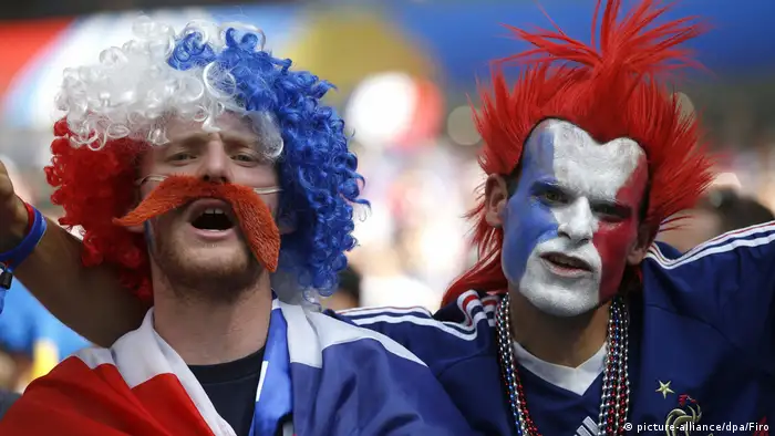 Bleu, blanc, rouge - was sonst? Die französischen Fans tragen ihre Nationalfarben in den Haaren, im Gesicht und sonstwo. 