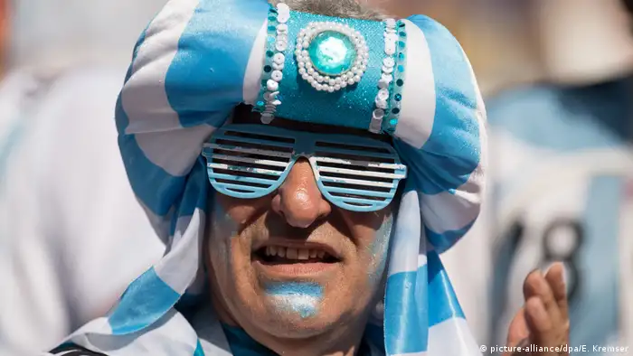Auch wenn der Turban in seiner Heimat nicht gerade die traditionelle Kopfbedeckung ist, erkennt jeder, dass der Mann alles durch die argentinische Brille sieht. 