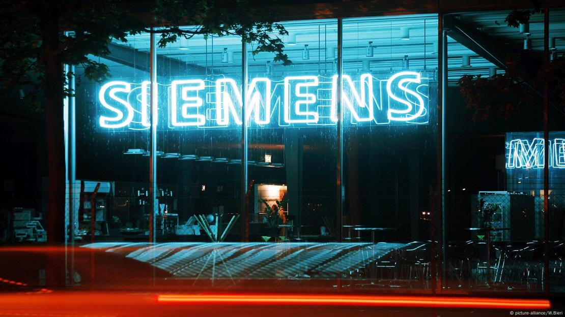 Логотип Siemens на здании