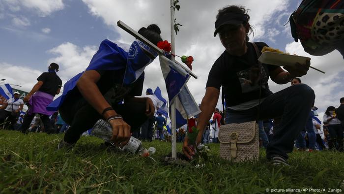 Nicaragua, Managua: Demonstranten pflanzen Blumen