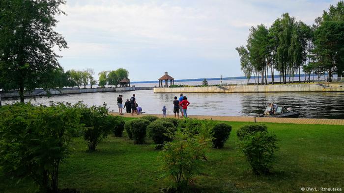 Vacationers on the territory of Sukholuchye