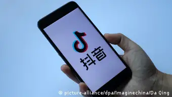 Symbolbild Smartphone mit Tik Tok App