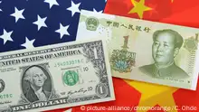 Symbolbild Handelskrieg USA und China mit Dollar- und Yuan-Geldschein (picture-alliance/chromorange/C. Ohde)