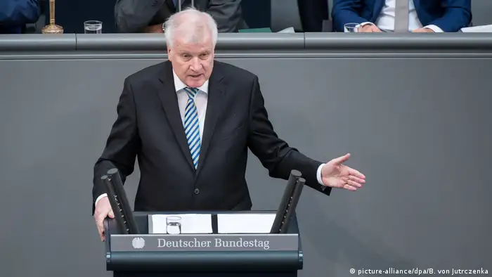 El ministro del Interior alemán, Horst Seehofer, anunció hoy que Berlín y Roma han llegado a un acuerdo para la devolución de inmigrantes interceptados en la frontera germana, y que previamente hayan solicitado asilo en Italia. Seehofer calificó de éxito el acuerdo alcanzado con Italia y recordó que documentos similares ya han sido firmados con España y con Grecia. (13.09.2018).