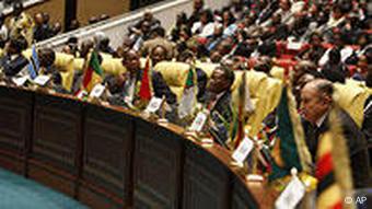 Plenarsaal der Afrikanischen Union beim Gipfel in Libyen (Foto: AP)