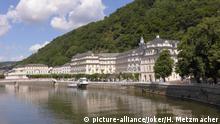 Bad Ems. Grand Hotel Häckers (das ehemalige Badeschloss) am Flussufer der Lahn. Bad Ems, Rheinland-Pfalz, Deutschland, 26.07.2015 | Verwendung weltweit