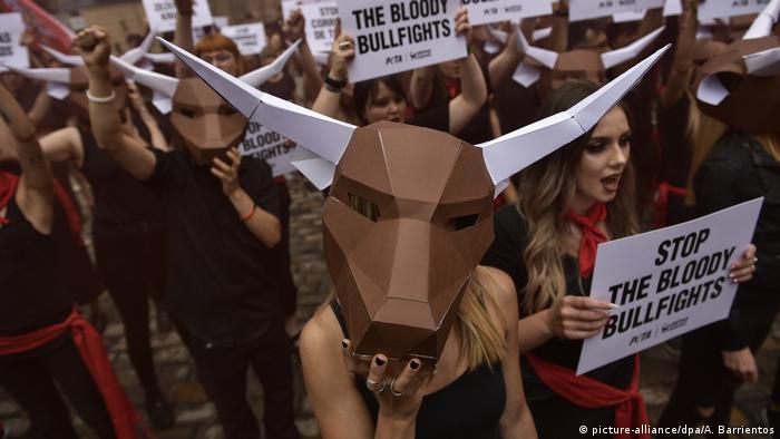 Spanien Protest in Pamplona gegen Stierkämpfe