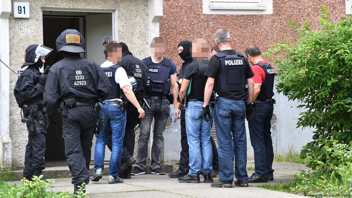 Asylum Seekers Accuse German Police Of Inhumane Treatment Dw 07052018