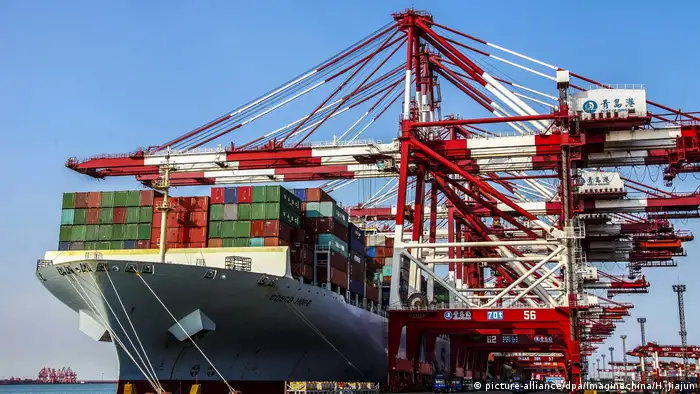 China Qingdao - Containerhafen (picture-alliance/dpa/Imaginechina/H. Jiajun)