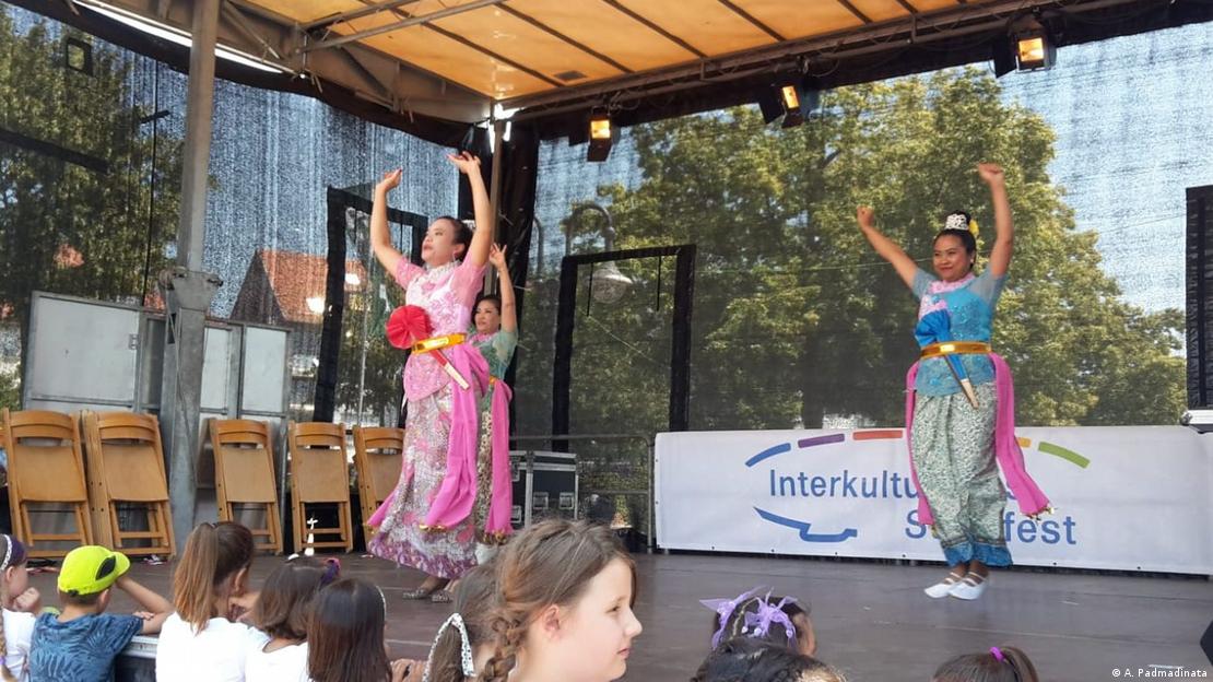 Фотографијата прикажува снимка од Интеркултурниот градски фестивал во Фридрихсхафен во летото 2018 година Фотографијата прикажува снимка од Интеркултурниот градски фестивал во Фридрихсхафен во летото 2018 година