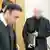 Der Angeklagte geht im Landgericht in Essen zu seinem Platz