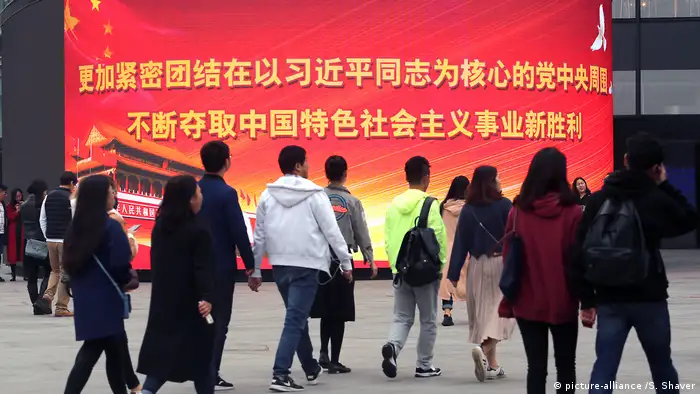 China, Bejing: Kommunistische Slogans auf elektronischem Display