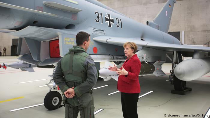 Angela Merkel rozmawia z pilotem samolotu wojskowego