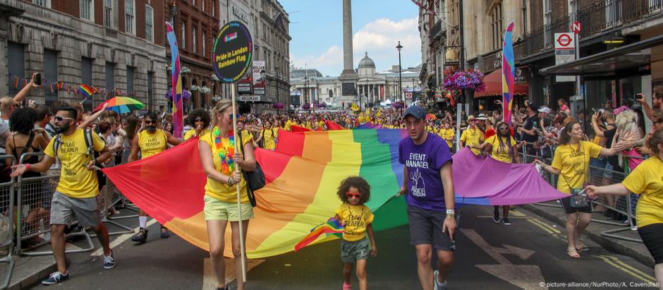 Parada do Orgulho Gay em Londres. Governo promete banir 