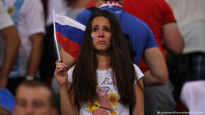 Tužna Ruskinja sa zastavicom na tribini nakon izgubljene utakmice protiv Hrvatske