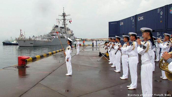 Kapal perusak berpeluru kendali USS Benfold menjadi melabuh di Qingdao, Cina, Agustus 2016