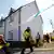 Equipes de resgate chegam a complexo de casas em Amesbury, cidade de origem do casal envenenado