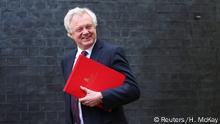 Exministro para el “brexit” se une a Nigel Farage en acto