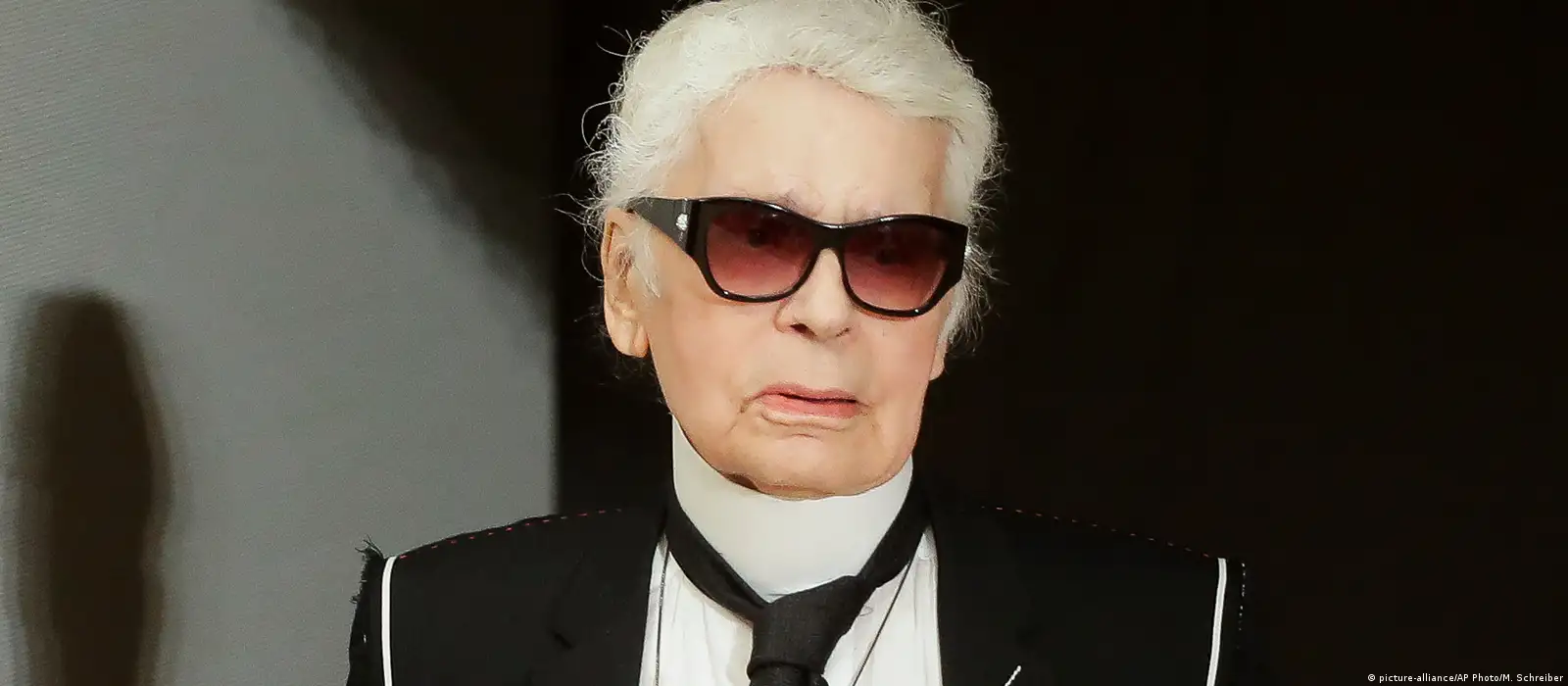 Morre o estilista alemão Karl Lagerfeld – DW – 19/02/2019, image size:1600x700