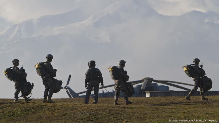 Kosovo US-Fallschirmspringer bei NATO-Übung