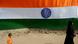 Seorang perempuan muslim melintasi tembok berhias bendera India di Mumbai. Seorang perempuan muslim melintasi tembok berhias bendera India di Mumbai.