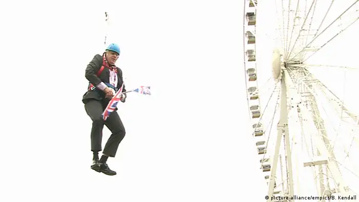 Boris Johnson in Seilbahn (picture-alliance/empics/B. Kendall)