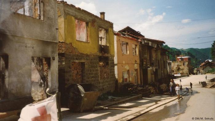 Rua com prédios em ruínas 