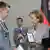 Bundeskanzlerin Merkel, Mitte, und Verteidigungsminister Jung, rechts, verleihen das 'Ehrenkreuz der Bundeswehr fuer Tapferkeit' an Hauptfeldwebel Henry Lukacz (Foto: AP)