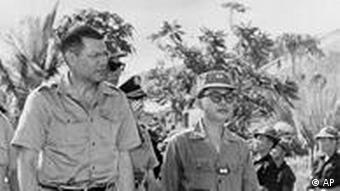 Der frühere US-Verteidigungsminister McNamara (links) am 10.12.1962 in Vietnam (Foto: AP)