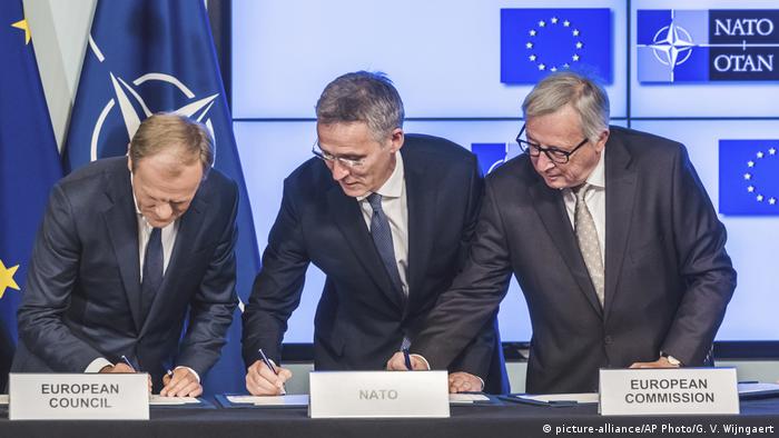 Председатель Европейского совета, генсек Североатлантического альянса и глава Еврокомиссии на подписании декларации 10 июля