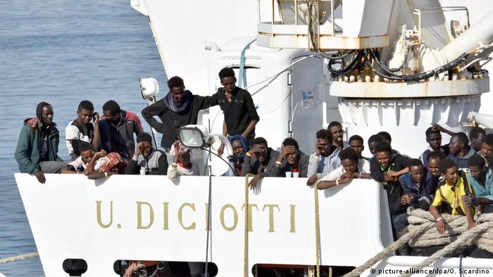 A boat with over 900 asylum-seekers in Italian waters