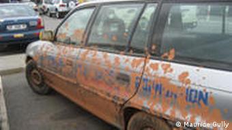 Das Auto von Judith Scholz vor dem Flughafen von Accra wie nach der Schlammschlacht!