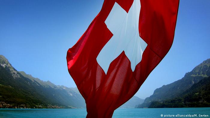Schweiz - Schweizer Fahne weht an einem Schiff auf dem Brienzer See
