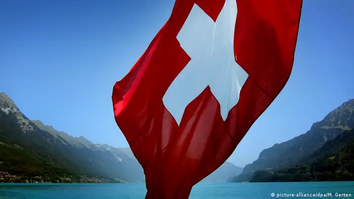 Schweiz - Schweizer Fahne weht an einem Schiff auf dem Brienzer See