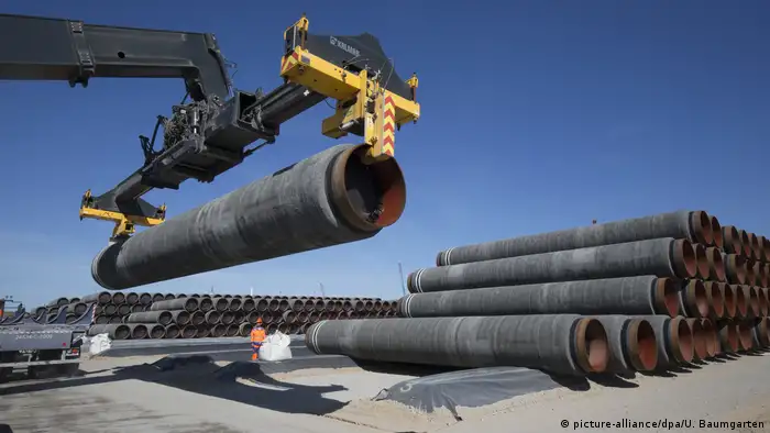 Nord Stream 2 - Verladung der Rohre in Sassnitz