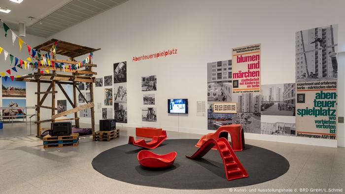 Treehouse and plastic playground toys (Kunst- und Ausstellungshalle d. BRD GmbH/L.Schmid)