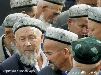 A crowd of Islamic Uyghur men exit the Idkah Mosque (built 1442 AD) after prayer time in Kashgar during the ongoing holy month of Ramadan, China's Xinjiang Uyghur Autonomous Region, Friday 13 October 2006. While under the sovereignty of China's capital, Islamic Kashgar is located about 3,800 km from Beijing yet less than 400 km from Pakistan, Tajikistan and Afghanistan. Business and work in the city slows down considerably during Ramadan, a period of abstinence during daylight hours from food, alcohol, smoking and sexual intercourse. Foto: EPA/MICHAEL REYNOLDS +++(c) dpa - Report+++