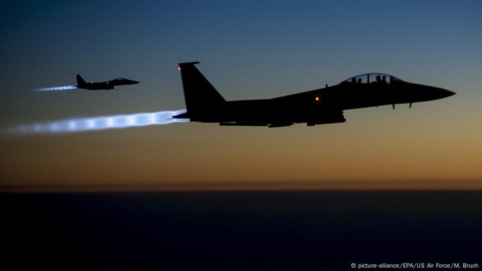 US-Kampfflugzeuge vom Typ F-15 im Morgengrauen auf dem Rückflug von Angriffen in Syrien (Archivbild)