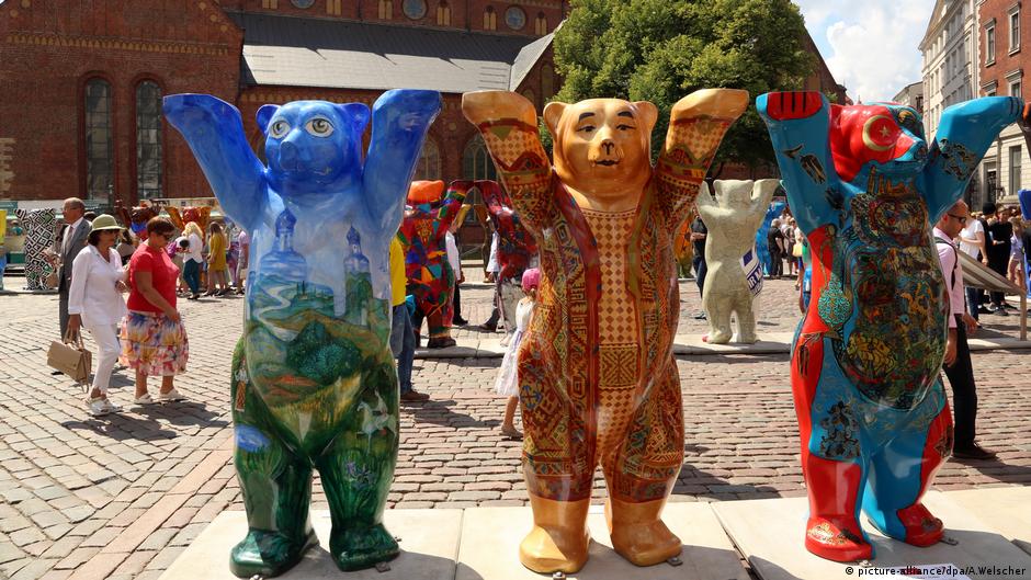Berlin's famous bear statues appear in Riga DW 07/13/2018