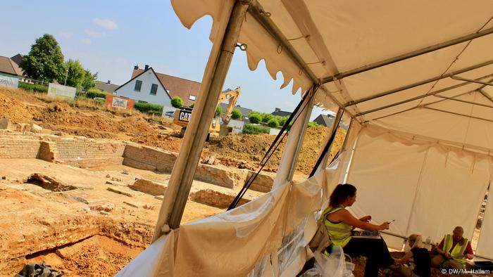Archaeological dig site at Wijtschate, Belgium, excavating remnants of a World War I trench network; photo taken 06.07.2018. Archaeologists and anthropologists work uncovering remains in a small tent, this site was the location of two mass graves for Bavarian soldiers, believed to have been buried there in 1914. (DW/M. Hallam)