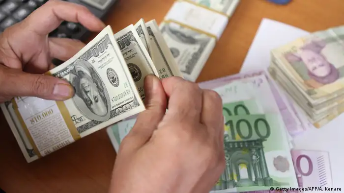 Iran Geldwechsel Dollar und Euro (Getty Images/AFP/A. Kenare)