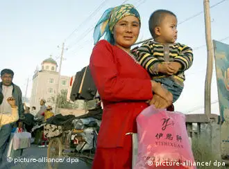 资料图片：新疆维族妇女